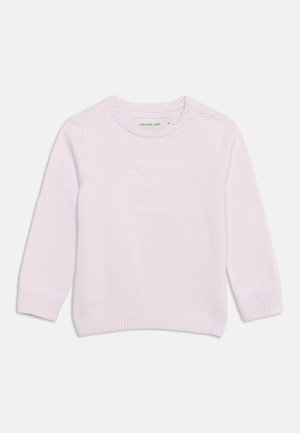 Pull bébé rose clair à manches longues avec poignets et ourlet côtelés, logo "cK" embossé sur le devant et deux boutons sur l'épaule gauche.
