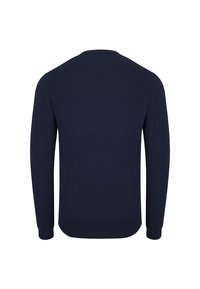 Granatowy sweter dziany, z okrągłym dekoltem, długimi rękawami, ściągaczami przy mankietach i u dołu, gładka faktura, prosty design bez wzorów i zdobień.