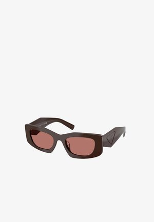 Occhiali da sole rettangolari marrone scuro con ampie montature e aste, lenti scure e logo Prada sulla stanghetta.