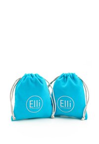 Deux sacs en tissu turquoise à cordon coulissant avec des cordons argentés, portant un logo blanc en forme de cercle avec l'inscription "Elli par Julie & Grace."