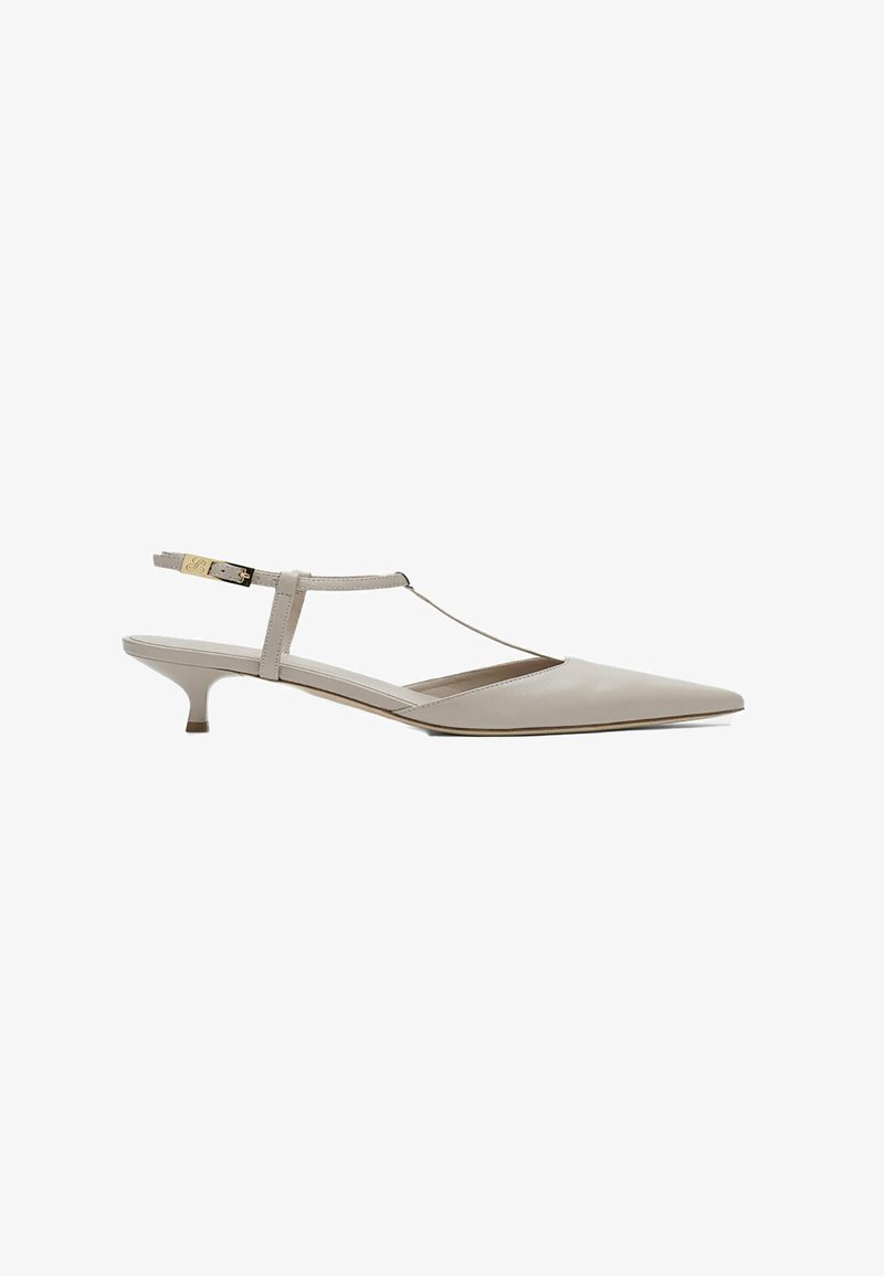 Chaussure slingback à bout pointu en cuir beige avec fine bride à la cheville, boucle dorée et petit talon kitten bas.