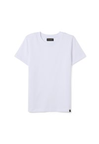 Ein schlichtes weißes T-Shirt mit kurzen Ärmeln und Rundhalsausschnitt, versehen mit einem kleinen schwarzen und gelben Markenlabel am Kragen und am unteren Saum.