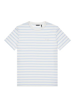 Camiseta de manga corta en algodón blanco con rayas horizontales en azul claro, que presenta un cuello redondo y un pequeño detalle de logo en el pecho.