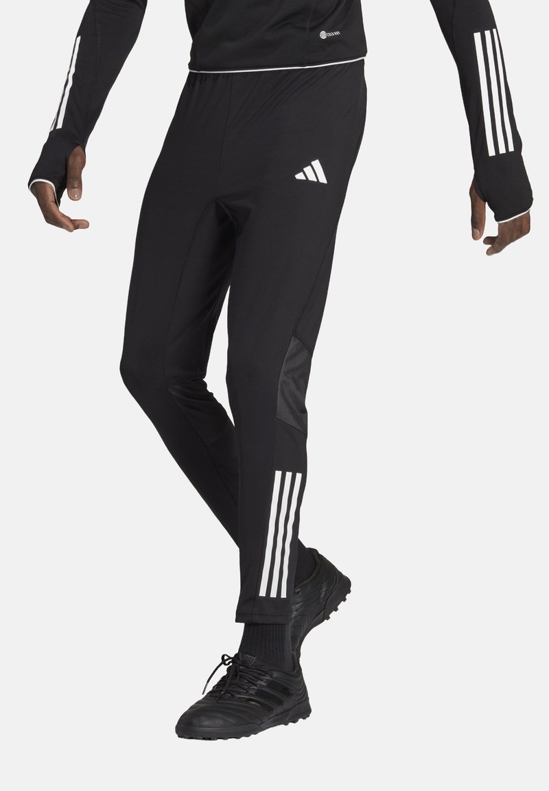 Schwarze Sporthose mit drei vertikalen weißen Streifen an den Seiten und einer figurnahen Passform. Hergestellt aus einem glatten, elastischen Material.
