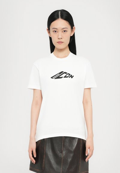 T-shirt en coton blanc à manches courtes et col rond, avec un design de logo noir à l'avant. Texture lisse, coupe décontractée.