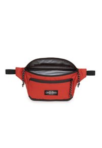 Rode stoffen heuptas met zwarte accenten, een ritsvak hoofdcompartiment, voorkantvak en toggle-hardware. Oppervlak is glad met een duurzame textuur.