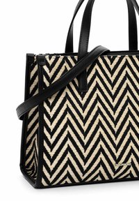 Sac cabas noir et beige à motif chevron avec poignées en cuir noir et bandoulière amovible, marqué d’un petit logo doré "Emily & Noah".