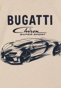 Bugatti Chiron Super Sport Grafik auf einem cremefarbenen Stoff; das Design zeigt eine schlanke Silhouette des Autos in Schwarz mit komplexen Details und fettem Schriftzug.