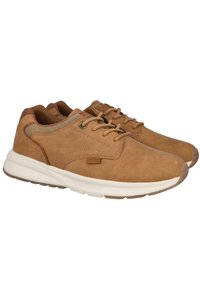 Zapatillas de ante marrón con un acabado texturizado, que cuentan con un cuello acolchado, diseño de cordones y una suela de goma blanca.