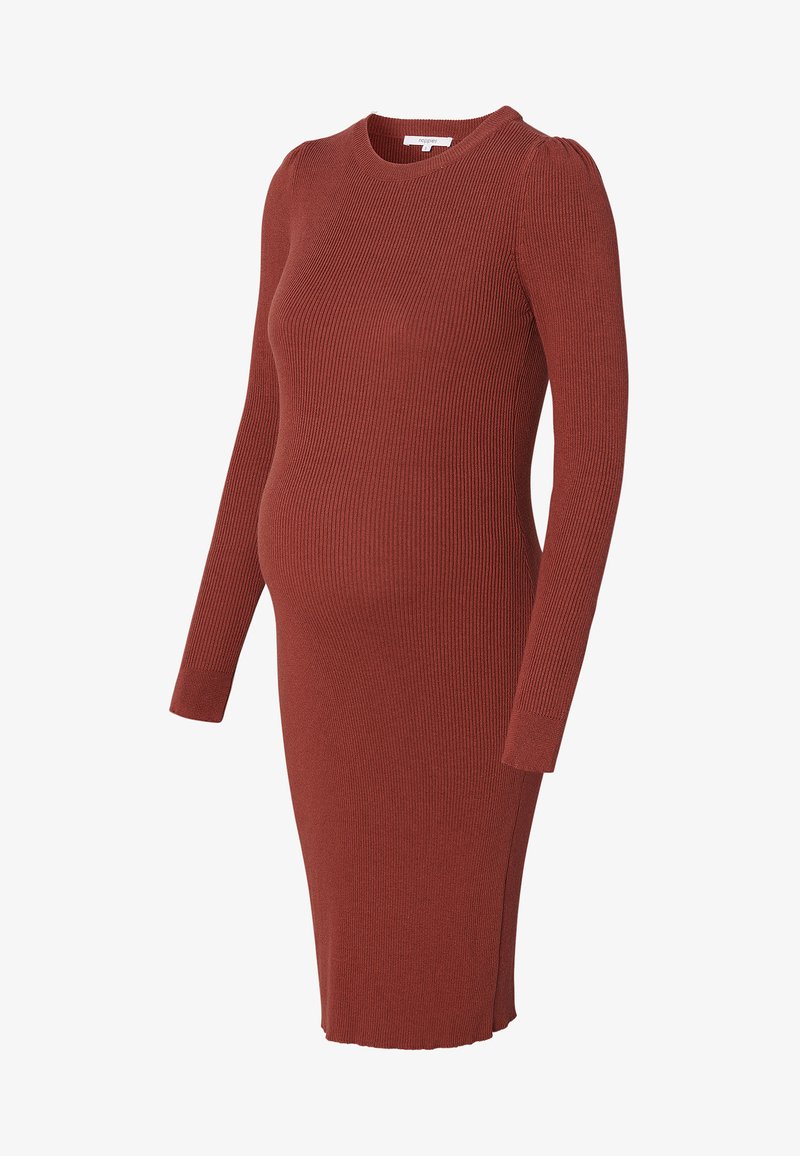 Gestreiftes, langärmeliges Kleid in Rostfarbe, figurbetont mit einem runden Ausschnitt und seitlichen Schlitzen für Bewegungsfreiheit. Weicher, strukturierter Stoff.