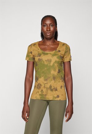 Kortärmad t-shirt med rundad halsringning i gult med gröna och bruna stänk. Bekvämt material, figursydd design, med logotypdetalj på ärmen.