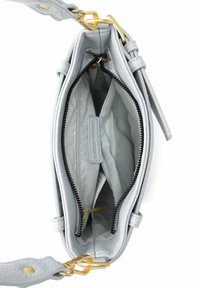 Jasnoszara skórzana torebka z złotymi elementami, wyposażona w wiele przegródek, zamki błyskawiczne oraz teksturowane wykończenie. Wnętrze wyściełane jest miękkim materiałem.