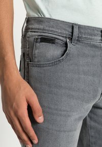 Wrangler TEXAS  - Calças de ganga de perna direita - golden grey