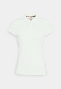 Valkoinen puuvillapolo-paita, jossa on klassinen kaulus, lyhyet hihat ja kolmen napin lista. Hienovarainen logo rinnassa.