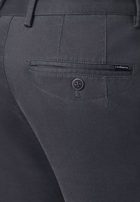 Ciemnoszare spodnie z fakturowanej tkaniny, z tylnią kieszenią z zapięciem na guzik oraz metką oznaczoną "LANCERTO."