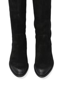 Schwarze Wildleder-Stiefel in kniehoher Länge mit spitzen Zehen, die ein elegantes Design und subtile Steppdetails an den Seiten aufweisen. Fester schwarzer Gummisohle.