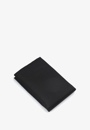 Zwarte stoffen portemonnee, rechthoekige vorm, gestructureerd oppervlak, netjes gevouwen met zichtbare naden, geen merknamen of versieringen.