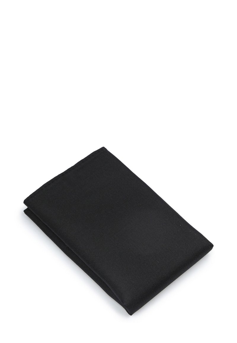 Zwarte stoffen portemonnee, rechthoekige vorm, gestructureerd oppervlak, netjes gevouwen met zichtbare naden, geen merknamen of versieringen.