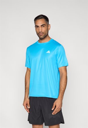 Camiseta deportiva de manga corta para hombre en azul brillante, fabricada con un material ligero que absorbe la humedad, con un pequeño logo blanco en el pecho.