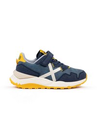 Sneaker atletica blu e grigia con cinturino in velcro, dettagli bianchi, upper testurizzato e suola gialla; progettato per comfort e supporto.
