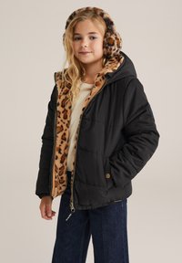 Juodas pūkinis švarkas su leopardų rašto kailiniu kapisonu ir vidiniu apykakle, su užtrauktuku ir šoninėmis kišenėmis. Apsauginis audinys.