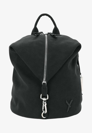 Mochila negra con una superficie texturizada, gran cremallera y una tapa plegable. Presenta un pequeño mango en forma de lazo y un clip de metal en el lateral.