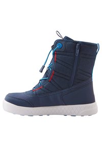 Botín azul marino con tejido acolchado, acentos en azul brillante y rojo, superficie texturizada, cordones ajustables y una suela de goma blanca.