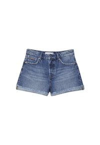 Pantalones cortos de mezclilla en azul claro con un corte clásico, que presentan un dobladillo deshilachado, estilo de cinco bolsillos y un cierre de botón en la parte delantera.