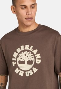 Timberland HOLIDAY FRONT GRAPHIC SHORT SLEEVE - Camiseta estampada - dark brown