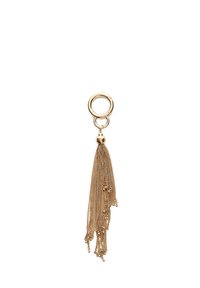 Porte-clés doré avec un anneau circulaire et des pampilles de chaînes fluides. Il présente plusieurs chaînes fines se terminant par de petites perles.