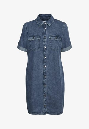 Sukienka koszulowa z denimu, z guzikami z przodu, krótkie podwinięte rękawy, dwie kieszenie na piersi, ciemnoniebieski kolor, gładka tekstura i prosty fason.