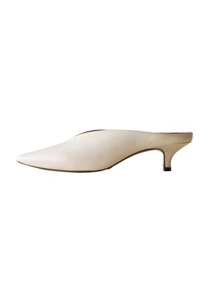 Niedriger beiger Ledermule mit spitzer Kappe und kurzem Kittenabsatz, Slip-on-Stil mit offenem Fersenbereich.