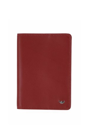 Portefeuille en cuir rouge avec coutures visibles et petit emblème argenté dans le coin inférieur droit sur fond blanc.