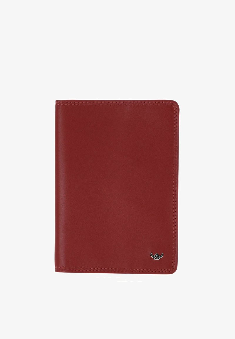 Portefeuille en cuir rouge avec coutures visibles et petit emblème argenté dans le coin inférieur droit sur fond blanc.