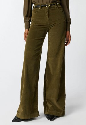 Pantaloni in corduroy a gamba larga in verde oliva, con una finitura testurizzata, vita alta con passanti per cintura e una silhouette strutturata.