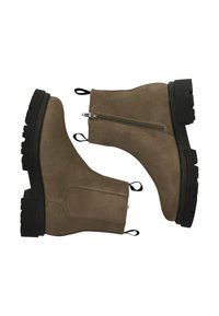 Braune Wildleder-Stiefeletten mit seitlichem Reißverschluss, strukturiertem Leder, schwarzer Gummisohle und Zugschlaufen an der Rückseite für einfaches An- und Ausziehen.