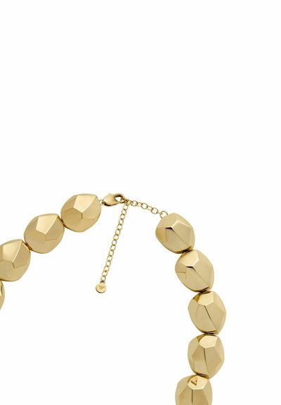 Guldtonad halsband med fasetterade geometriska pärlor, kedjeförlängning med karbinhake, slät textur och glänsande yta.