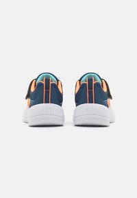 Baskets de sport avec une tige bleu marine, des accents orange et une semelle blanche. Design en mesh respirant avec une sangle Velcro pour un ajustement sécurisé.