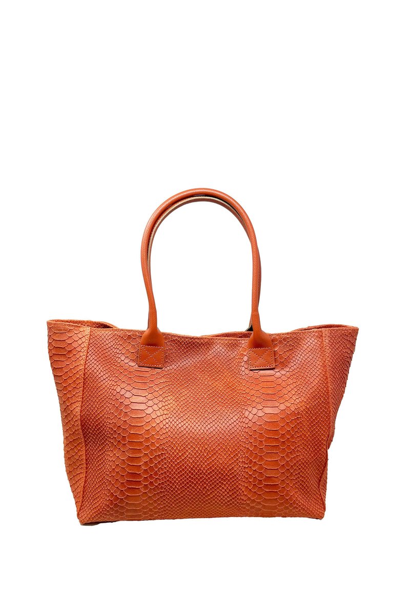 Duża torba tote w kolorze pomarańczowym z teksturowanym wzorem wężowej skóry. Posiada mocne płaskie uchwyty oraz otwarty design, co ułatwia dostęp.