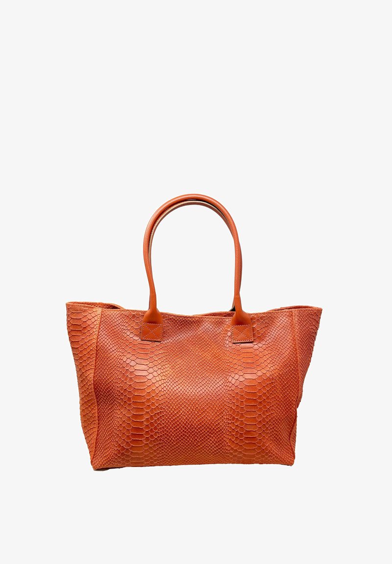 Duża torba tote w kolorze pomarańczowym z teksturowanym wzorem wężowej skóry. Posiada mocne płaskie uchwyty oraz otwarty design, co ułatwia dostęp.