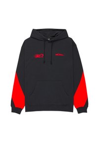 Μαύρο φούτερ με κουκούλα, με κόκκινο γραφικό πυρκαγιάς και λογότυπο στο στήθος, κόκκινες διαγώνιες λωρίδες στα μανίκια, εμπρόσθια τσέπη καγκουρό και ρυθμιζόμενο κορδόνι στην κουκούλα.