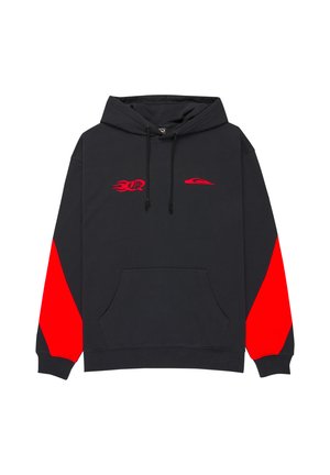 Μαύρο φούτερ με κουκούλα, με κόκκινο γραφικό πυρκαγιάς και λογότυπο στο στήθος, κόκκινες διαγώνιες λωρίδες στα μανίκια, εμπρόσθια τσέπη καγκουρό και ρυθμιζόμενο κορδόνι στην κουκούλα.