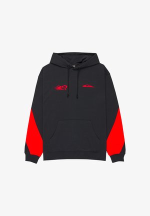 Zwarte hoodie met rode vlamgrafiek en logo op de borst, rode diagonale panelen op de mouwen, voorzak in kangoeroestijl en verstelbare capuchon met trekkoord.