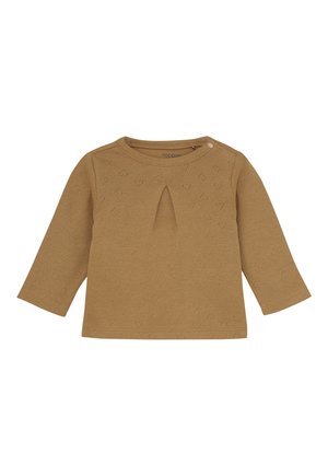 Langarm bruin babyshirt met hartvormige breipatronen, een sleutelgatdetail aan de voorkant en een drukknoopje bij de kraag.