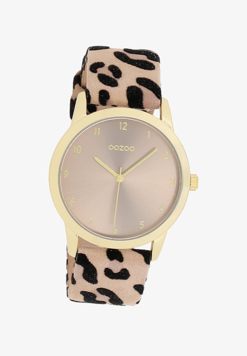 Montre dorée avec un cadran rond, un fond beige et des chiffres arabes noirs ; dotée d'un bracelet en tissu doux à motif léopard.