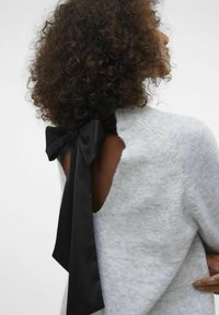 Maglione grigio lavorato a maglia con scollatura a barca sul retro e un dettaglio in raso nero a forma di fiocco. Il tessuto sembra morbido con una finitura testurizzata.