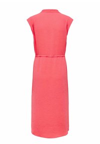 Robe midi sans manches rose corail texturée, coupe ample avec un détail subtil à la taille, vue de dos sur fond blanc.