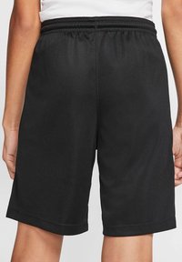 Svarta träningsshorts i mjukt tyg, med resårmidja, lös passform och längd ovanför knäna med rena fållar.