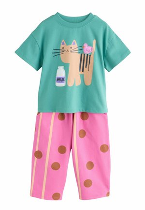 Kortærmet teal-shirt med en illustration af en kat, en lyserød fugl og en mælkeflaske, kombineret med lyserøde shorts med brune polkaprikker og gule striber.