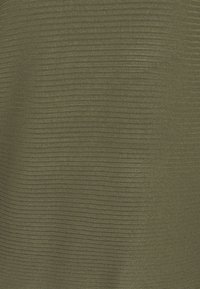 Tejido ribeteado de color verde oliva con un patrón texturizado, que presenta rayas horizontales que crean un sutil interés visual.